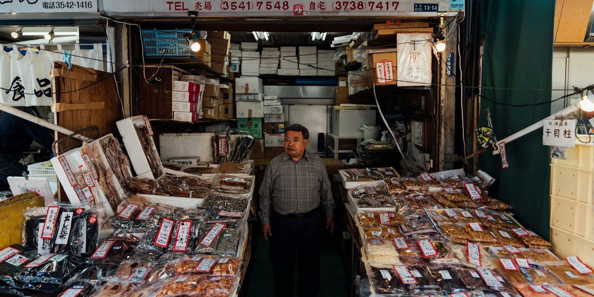 Toyosu กับ Tsukiji ตลาดปลาโตเกียว เลือกที่ไหนดี? คู่มือเปรียบเทียบ 2026